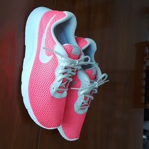 NIKE TANJUN RUNNING SHOES